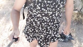 transgirl hermosa en mini vestido y sandalias camina en publico muy caliente