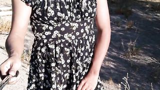 transgirl hermosa en mini vestido y sandalias camina en publico muy caliente