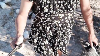 transgirl hermosa en mini vestido y sandalias camina en publico muy caliente