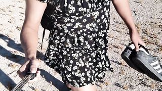 transgirl hermosa en mini vestido y sandalias camina en publico muy caliente