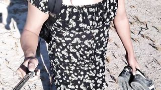 transgirl hermosa en mini vestido y sandalias camina en publico muy caliente