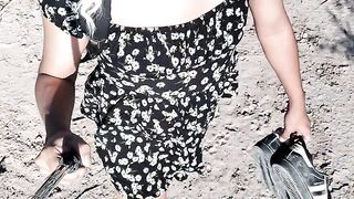 transgirl hermosa en mini vestido y sandalias camina en publico muy caliente