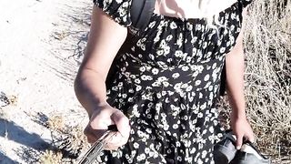 transgirl hermosa en mini vestido y sandalias camina en publico muy caliente