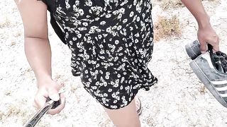 linda shemale en minivestido y sandalias camina en publico muy caliente