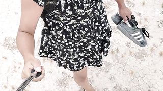 linda shemale en minivestido y sandalias camina en publico muy caliente