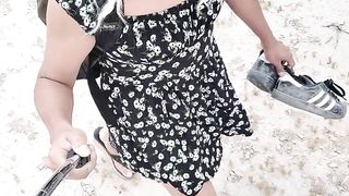 linda shemale en minivestido y sandalias camina en publico muy caliente