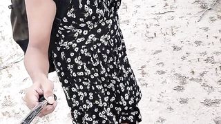 linda shemale en minivestido y sandalias camina en publico muy caliente