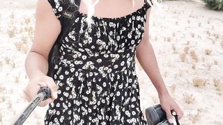 linda shemale en minivestido y sandalias camina en publico muy caliente