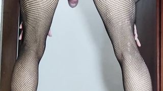 Femboy hace display privado en medias de crimson, tacones y traje wonderful se penetra el rump