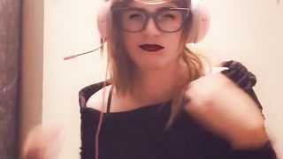 Femboy send you a snap of her juggling on a fucktoy