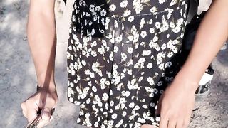 piernas sexys de t-model y minivestido con sandalias en publico caliente