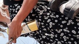 piernas sexys de t-model y minivestido con sandalias en publico caliente