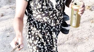 piernas sexys de t-model y minivestido con sandalias en publico caliente