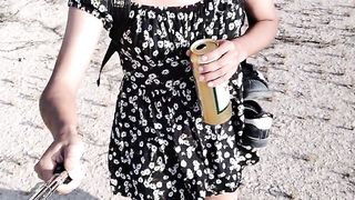 piernas sexys de t-model y minivestido con sandalias en publico caliente