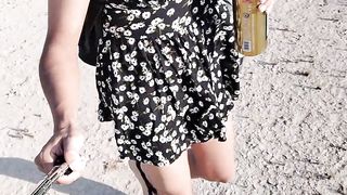 piernas sexys de t-model y minivestido con sandalias en publico caliente