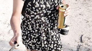 piernas sexys de t-model y minivestido con sandalias en publico caliente