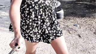 piernas sexys de t-model y minivestido con sandalias en publico caliente