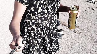 piernas sexys de t-model y minivestido con sandalias en publico caliente