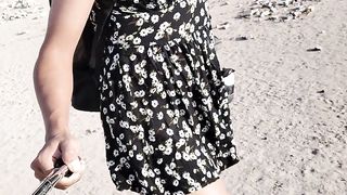 piernas sexys de t-model y minivestido con sandalias en publico caliente