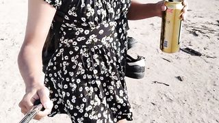 piernas sexys de t-model y minivestido con sandalias en publico caliente