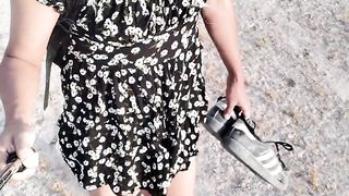 linda tranny camina en publico con minivestido y sandalias altas caliente