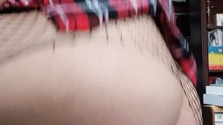 Putita colegiala juega con sustetas y se corre