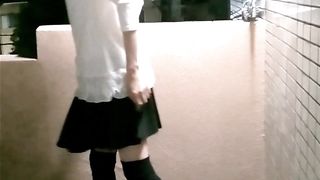 [Abnormal outdoor exposure] Peeing in the wind [Crossdressing Momiji]