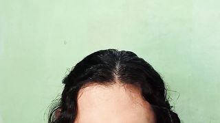 Trans woman limpiando un faux-cock con su boca