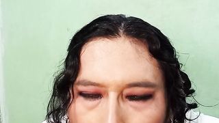 Trans woman limpiando un faux-cock con su boca