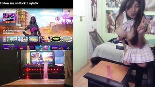 Puta se penetra el ano mientras juega