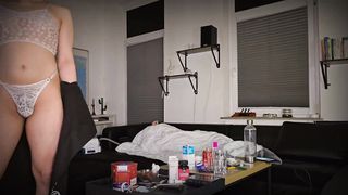 فمبوی عموش خوابیده لباسای سکسی زن عموش رو پوشیده