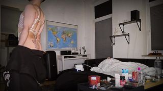 فمبوی عموش خوابیده لباسای سکسی زن عموش رو پوشیده