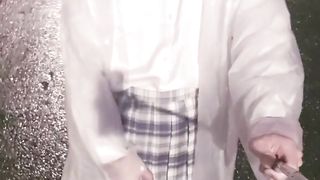 伪娘在雨后的马路边露出自慰