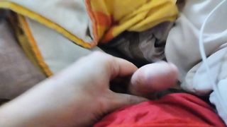 Tirada en la cama sexualizadamente viktorialapija