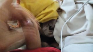 Tirada en la cama sexualizadamente viktorialapija