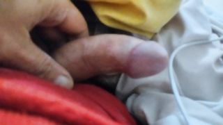 Tirada en la cama sexualizadamente viktorialapija