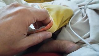 Tirada en la cama sexualizadamente viktorialapija