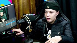 Ruan gives a highly ultra-cute rubdown to TGata Emily Narizinho's boobs - Podcast Pápum no Barraco!