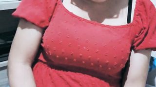 Valentina Lee transexual masturbando su gran verga lechosa