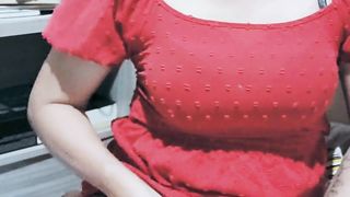 Valentina Lee transexual masturbando su gran verga lechosa