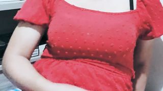 Valentina Lee transexual masturbando su gran verga lechosa