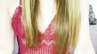 GAROTA TRANS LINDA GOZA NA PROPRIA BOCA