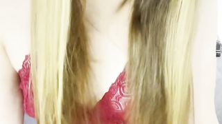 GAROTA TRANS LINDA GOZA NA PROPRIA BOCA