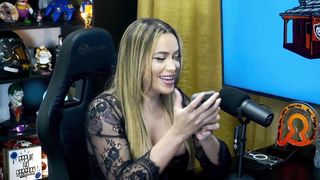 Emily Narizinho does a highly sensuous dance for Ruan, he got a rock hard-on! - Pápum no Barraco!