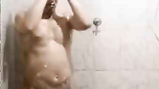 Banho Bem Gostoso Quentinho Com o Pau Duro