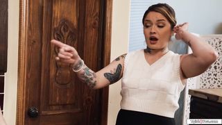 Shemale Zariah Aura licking a colleague