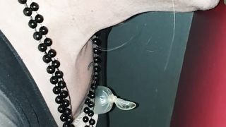 Sissy mit gefülltem Condom