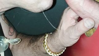 Sissy mit gefülltem Condom