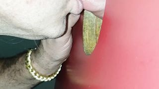 Sissy mit gefülltem Condom