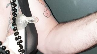 Sissy mit gefülltem Condom